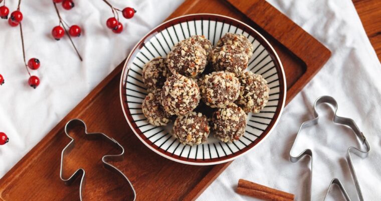 Healthy Raw Vegan Gingerbread Bites