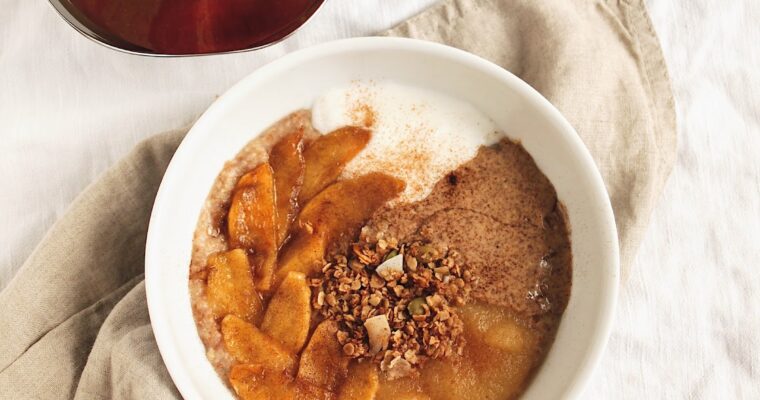 Apple Pie Oatmeal – Healthy + Vegan