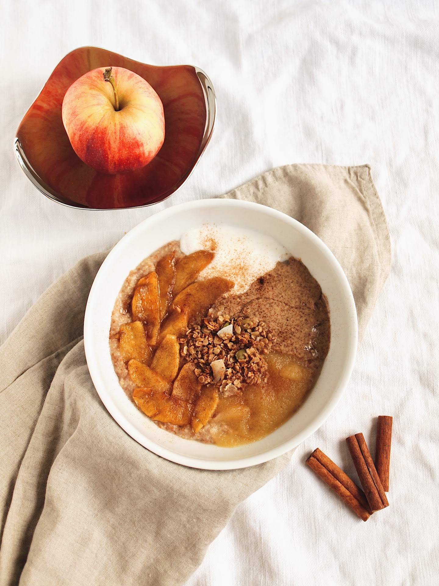 Apple Pie Oatmeal – Healthy + Vegan