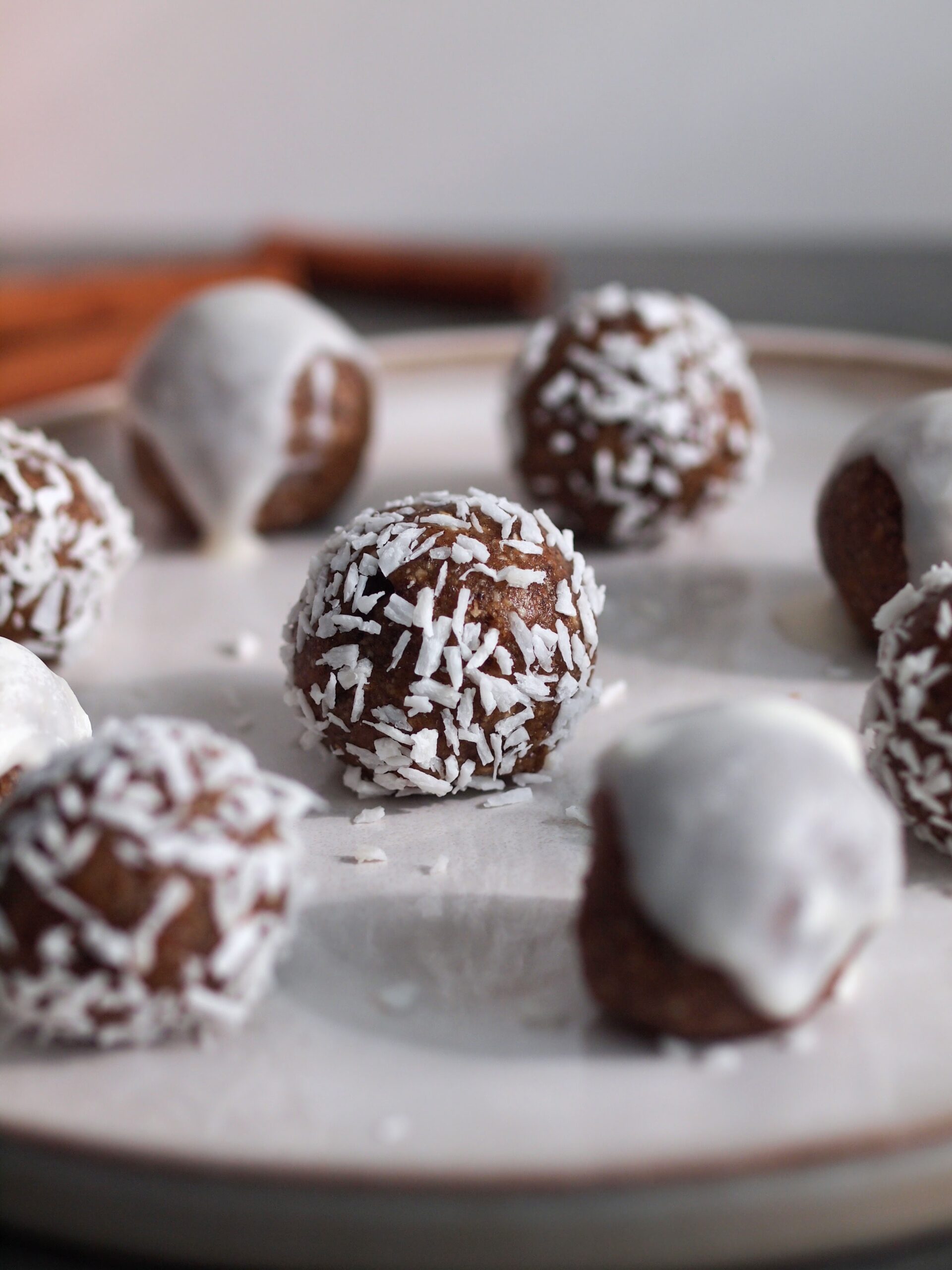 raw vegan cinnamon bun bites