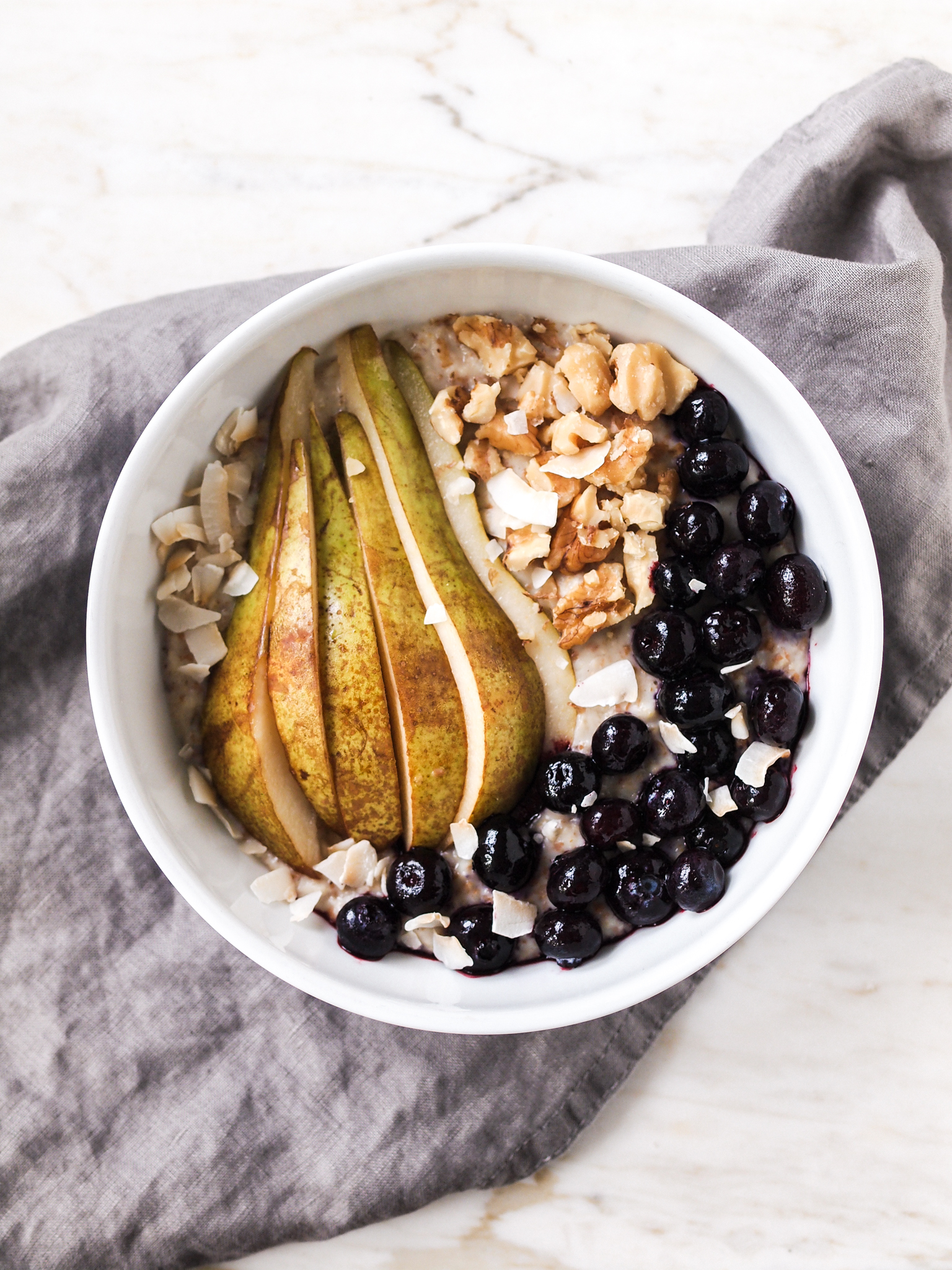 Creamy Cardamom Pear Oatmeal 🍐☁️ (Vegan + Refined Sugar Free)