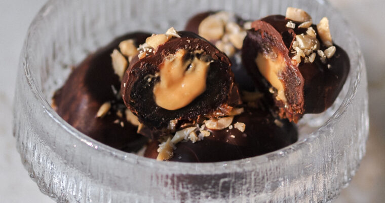 Vegan Dark Chocolate and Peanut Butter Stuffed Medjool Dates – Healthy Candy