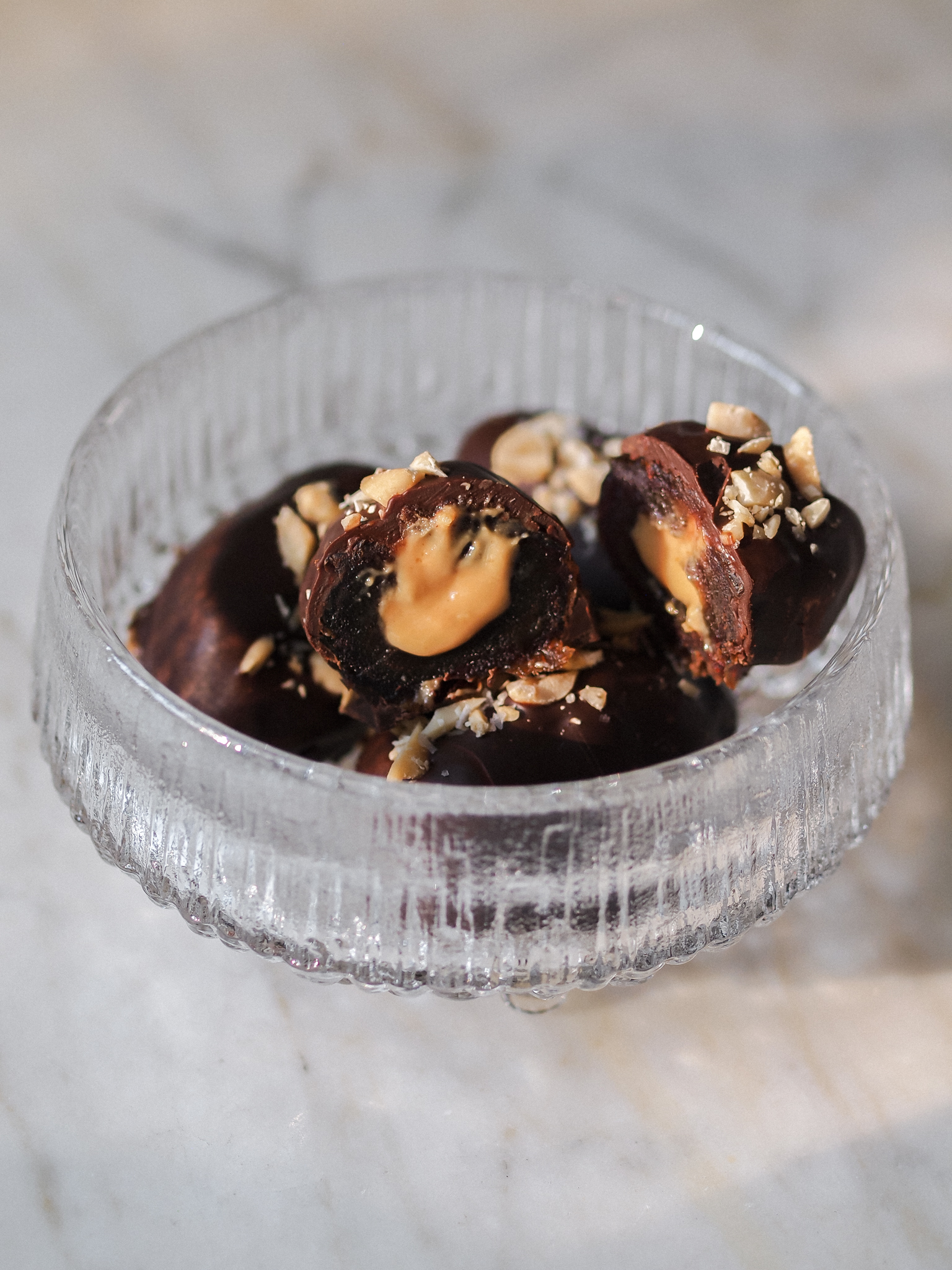 Vegan Dark Chocolate and Peanut Butter Stuffed Medjool Dates – Healthy Candy