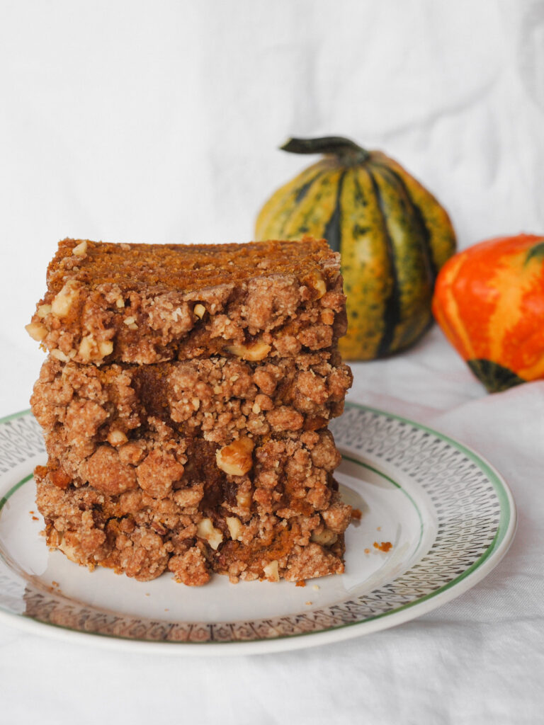 Fluffy and Flavourful Vegan Pumpkin Pie Bread with Streusel Topping