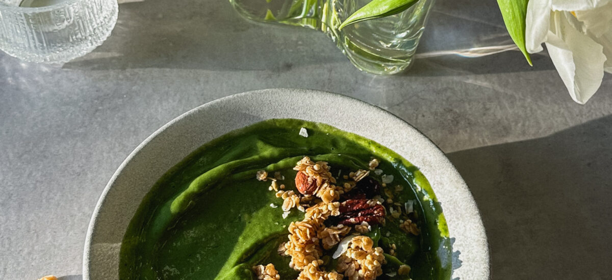 Creamy Matcha Healthy Granola Smoothie Bowl