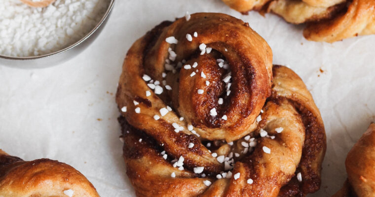 Vegan Swedish Cinnamon Buns / Hur man bakar de saftigaste kanelbullarna!